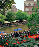 840371 Afbeelding van een zangkoor dat zingt op een 'muziekboot' op de Oudegracht tussen de Bezembrug en de ...